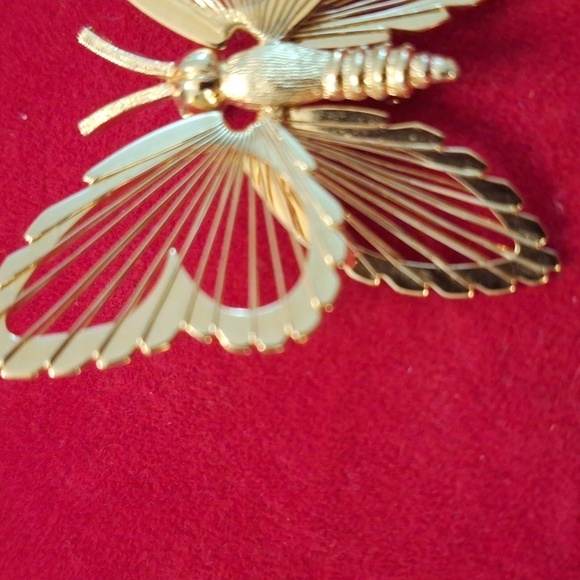 Vintage Monet butterfly brooch gold tone wire wings insect moth jewelry pin - Picture 2 of 10